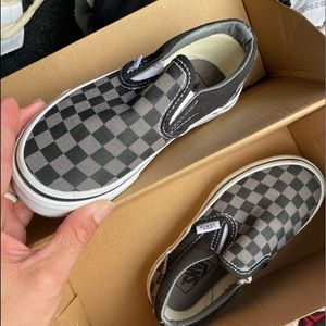 Like new kids slip on vans